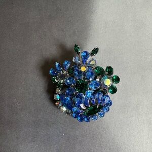 Vintage Crystal Flower Brooch.